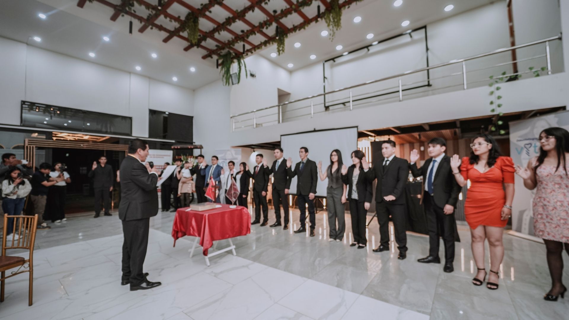 CEREMONIA DE COLEGIATURA: !11 ECONOMISTAS SE UNEN AL CEHCO