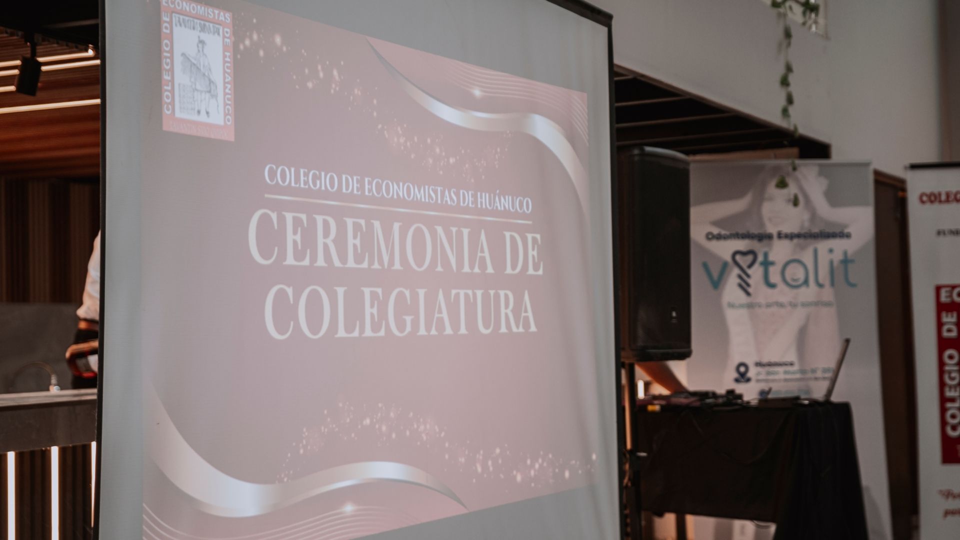 CEREMONIA DE COLEGIATURA: !11 ECONOMISTAS SE UNEN AL CEHCO