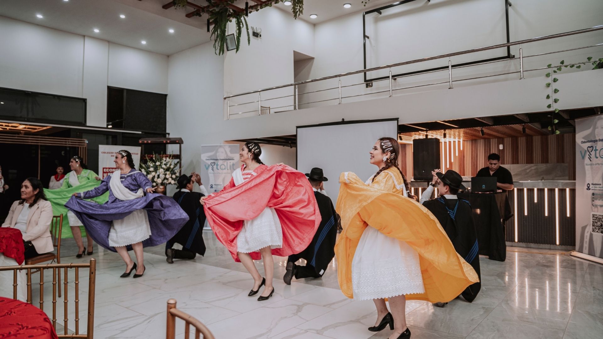 CEREMONIA DE COLEGIATURA: !11 ECONOMISTAS SE UNEN AL CEHCO