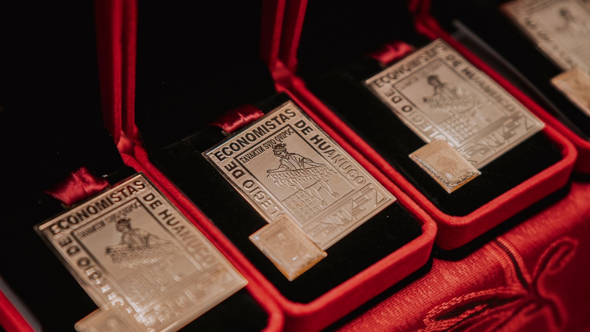 CEREMONIA DE COLEGIATURA: !11 ECONOMISTAS SE UNEN AL CEHCO