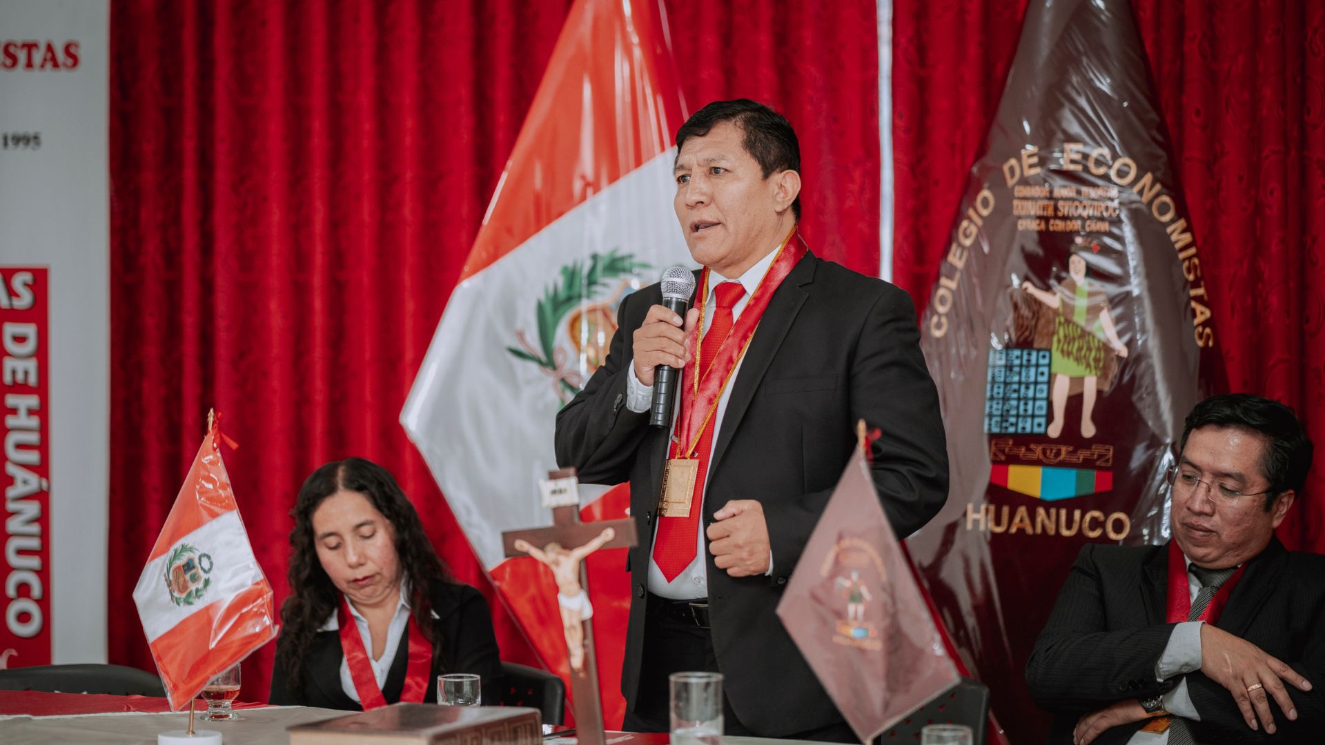 CEREMONIA DE COLEGIATURA: 26 ECONOMISTAS SE UNEN AL COLEGIO DE ECONOMISTAS DE HUANUCO