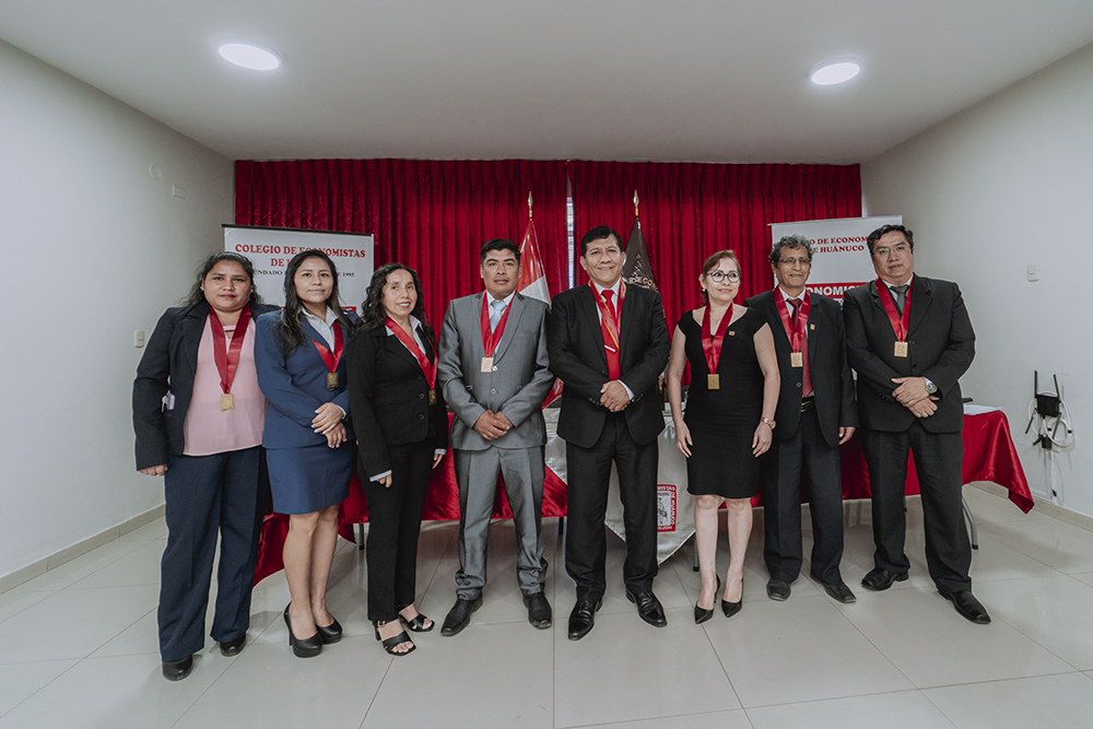 CEREMONIA DE COLEGIATURA: !11 ECONOMISTAS SE UNEN AL CEHCO